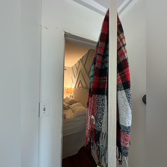 American Eagle Outfitters Textured Blanket Plaid Shawl Scarf with Fringe - Picture 2 of 4